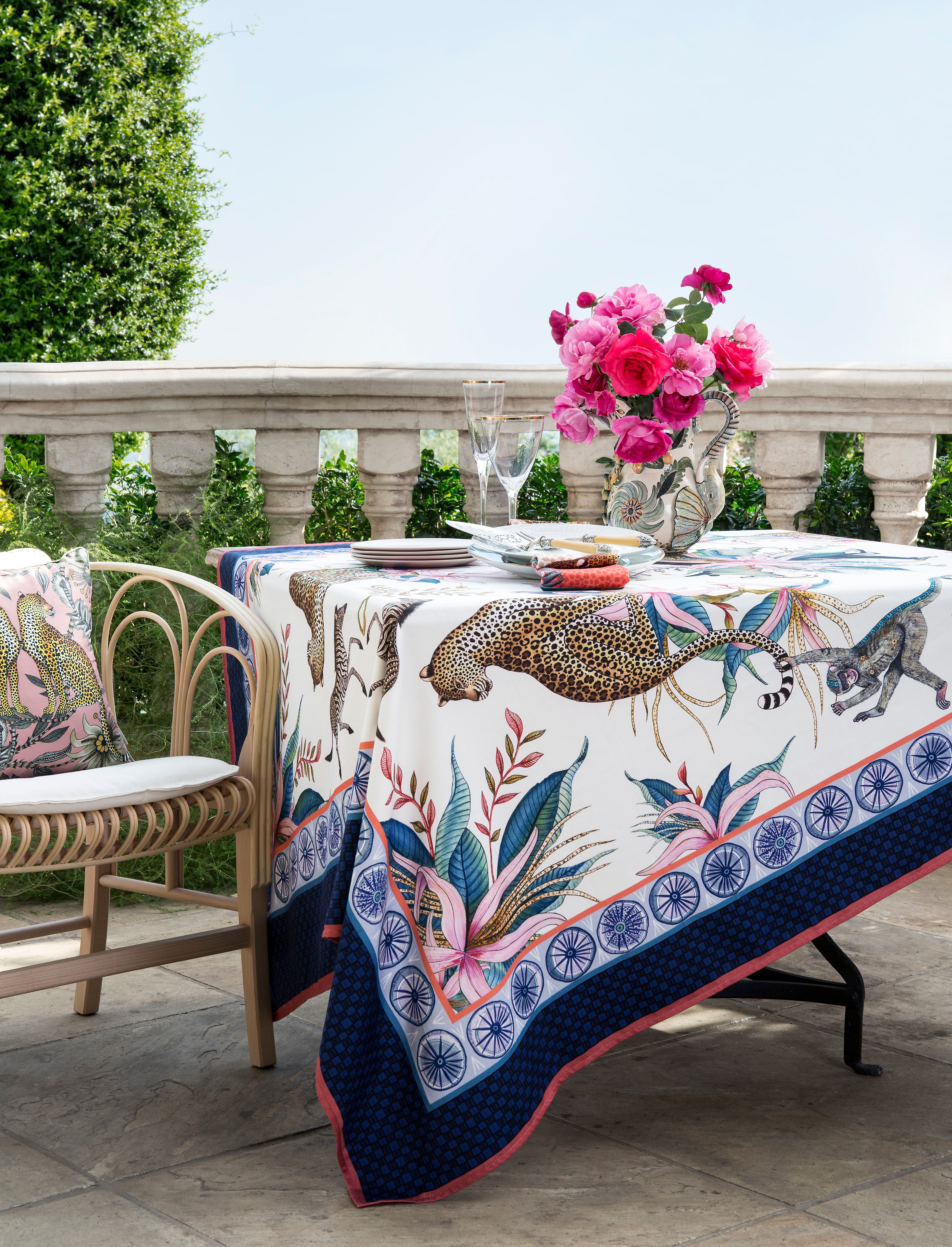 DECORATIVE TABLE CLOTHS & RUNNERS